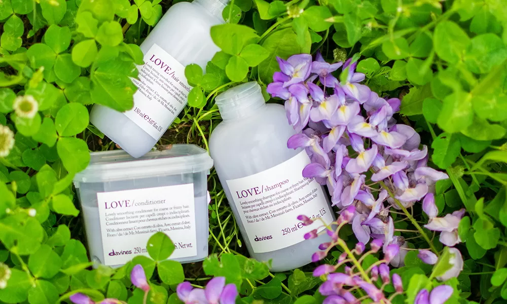 Preia controlul asupra părului rebel cu familia ESSENTIAL LOVE SMOOTHING de la DAVINES